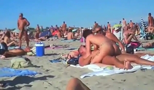 Pessoas fazendo sexo na praia de nudismo